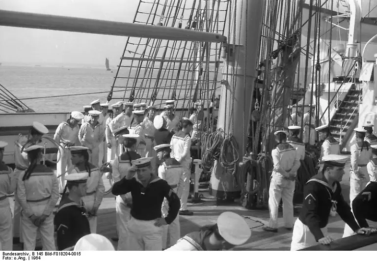 Bundesarchiv-B-145-Bild-F018204-0015-Lissabon-Segelschulschiff-Gorch-Fock