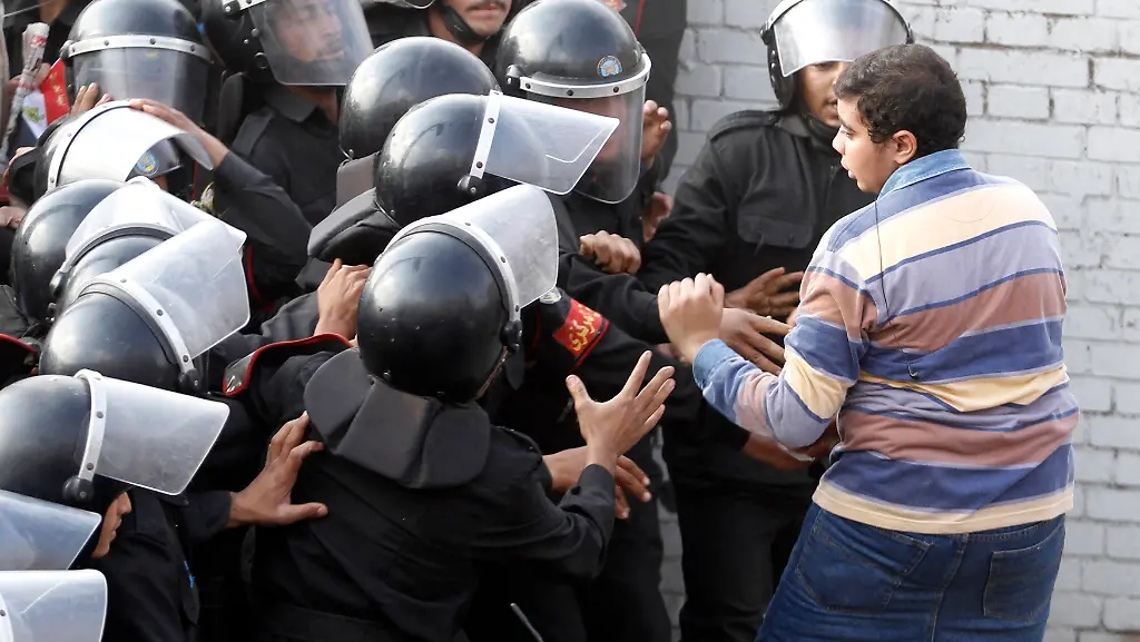 2011-01-26T042703Z-01-CAI113-RTRMDNP-3-EGYPT-PROTEST-JPG3506348498024843998
