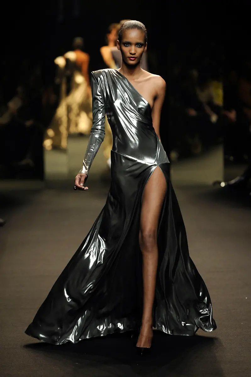 2011-01-24T174014Z-01-PAR205-RTRMDNP-3-FRANCE-FASHION-JPG1394903969626974310