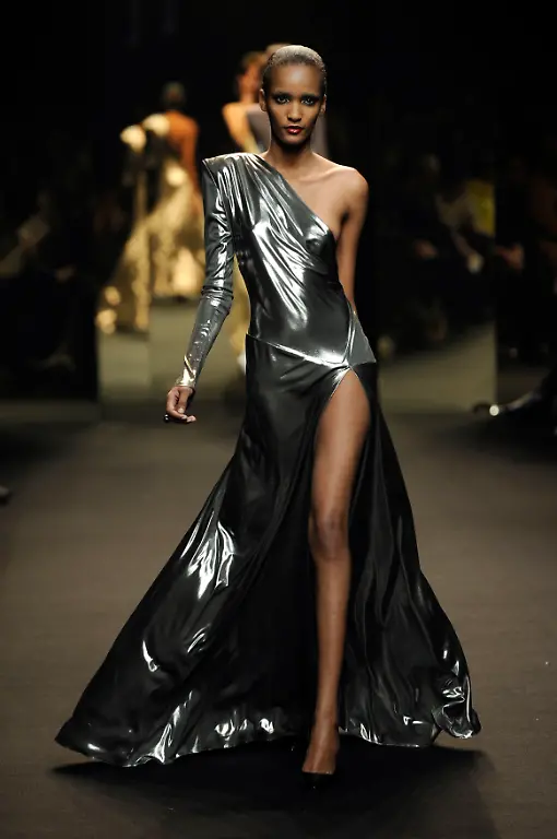 2011-01-24T174014Z-01-PAR205-RTRMDNP-3-FRANCE-FASHION-JPG1394903969626974310