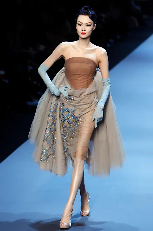 France-Fashion-Haute-Couture-XFM123-jpg2489953035172041314