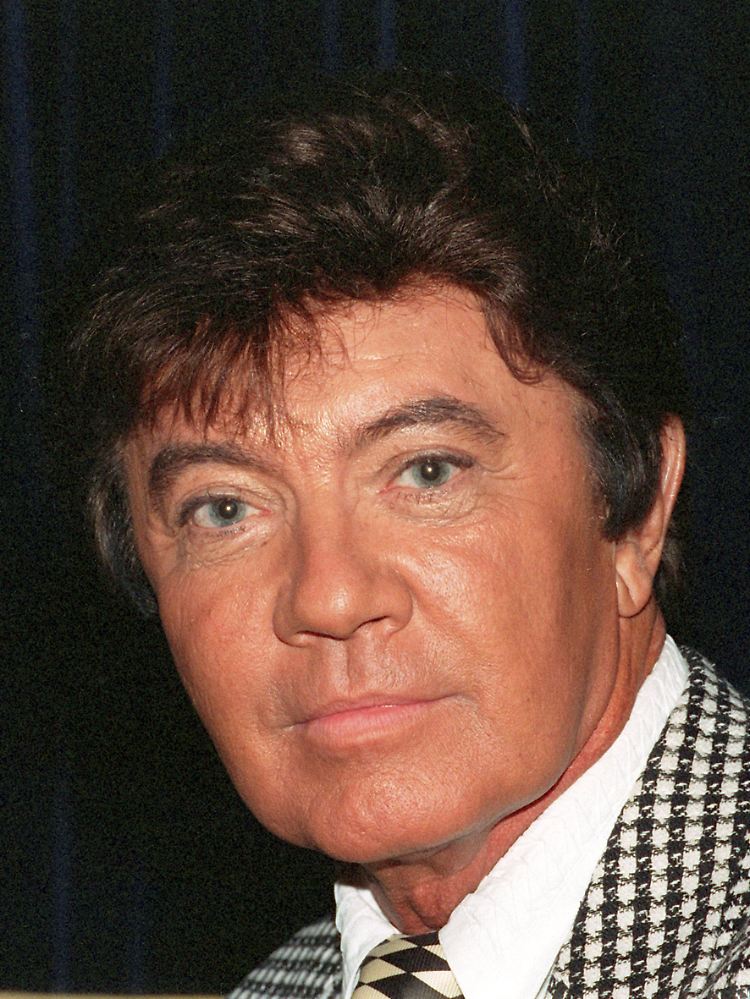 Die ewige Bräune samt Föhnwelle reine Tarnung.