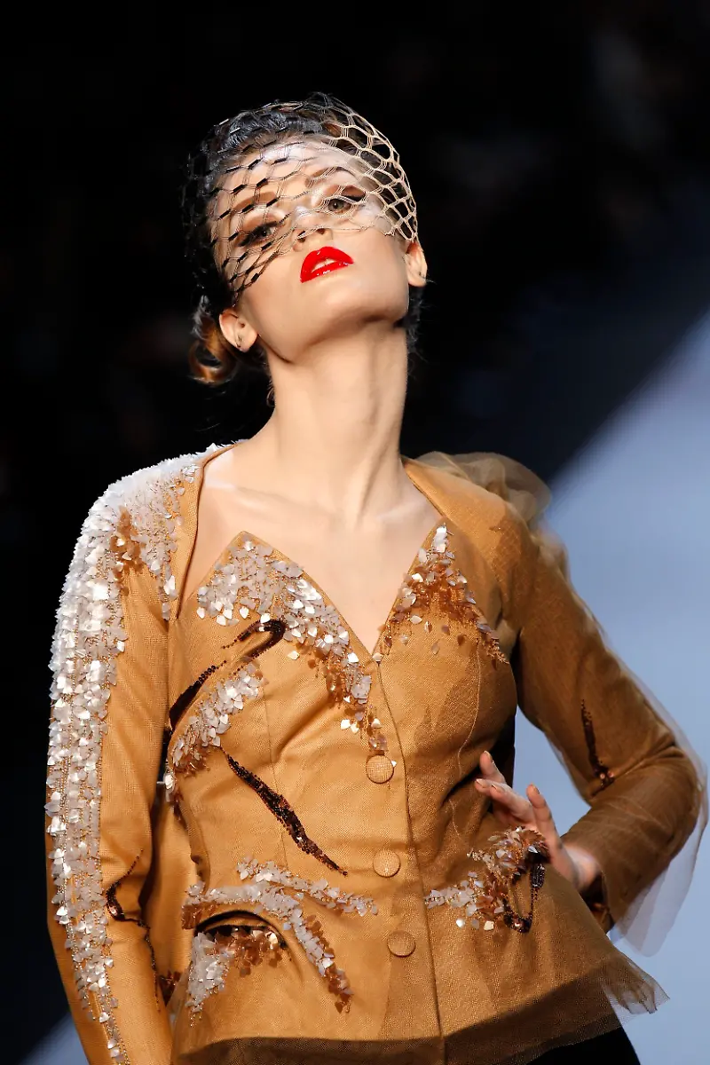 2011-01-24T161520Z-01-BTE26-RTRMDNP-3-FRANCE-FASHION-JPG6623343942084798137