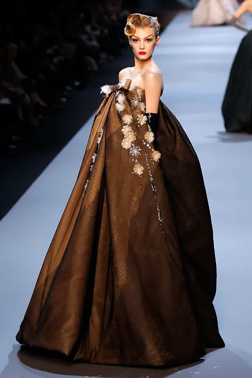 2011-01-24T153251Z-01-BTE06-RTRMDNP-3-FRANCE-FASHION-JPG3232057766612955670