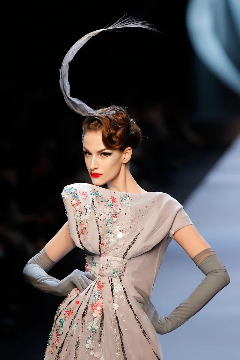 2011-01-24T153127Z-01-BTE02-RTRMDNP-3-FRANCE-FASHION-JPG8991712139840961919