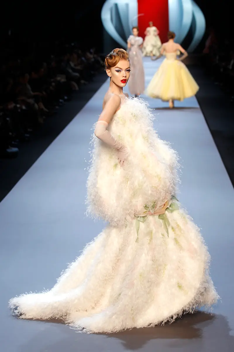 2011-01-24T153051Z-01-BTE01-RTRMDNP-3-FRANCE-FASHION-JPG3073099096634591951