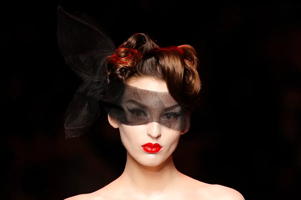 2011-01-24T152951Z-01-BTE09-RTRMDNP-3-FRANCE-FASHION-JPG3537930593231319731