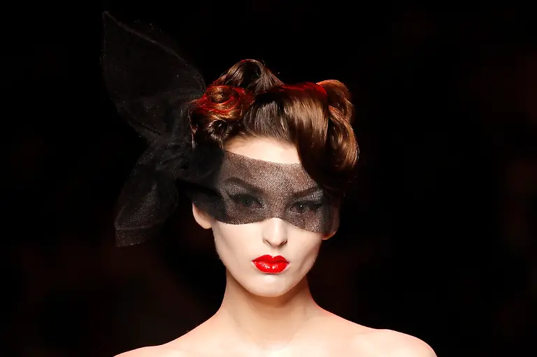 2011-01-24T152951Z-01-BTE09-RTRMDNP-3-FRANCE-FASHION-JPG3537930593231319731