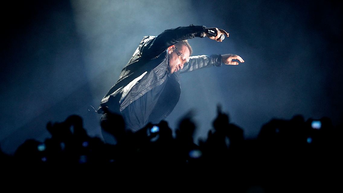 Bono kommuniziert mit Fans und Astronauten.