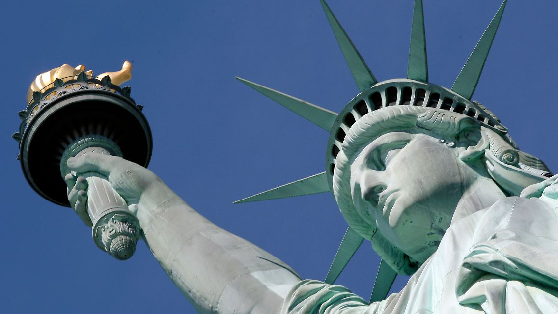 Bis zur Hüfte in Schulden? Die Freiheitsstatue in New York.