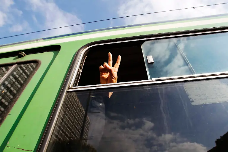 2011-01-19T061203Z-01-FOR20-RTRMDNP-3-TUNISIA-JPG6092255847871184569