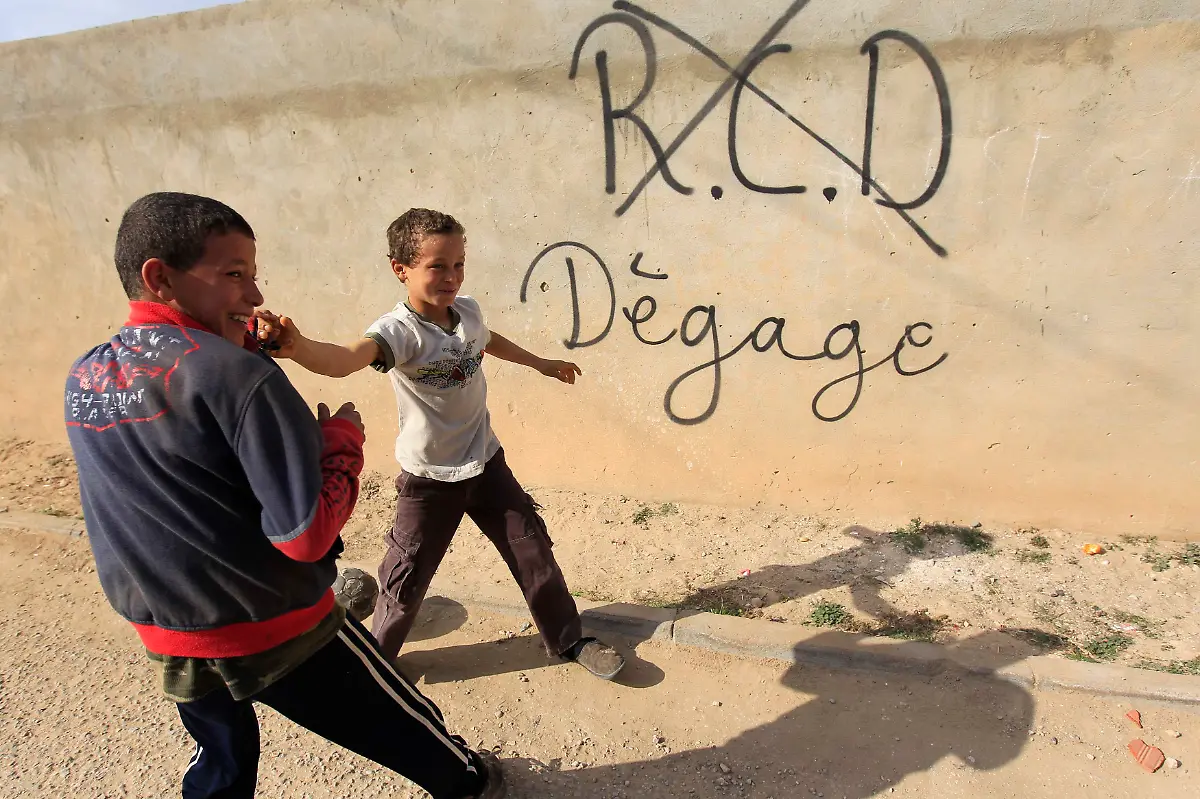 2011-01-19T081605Z-01-ZOH11-RTRMDNP-3-TUNISIA-JPG955284838914381903