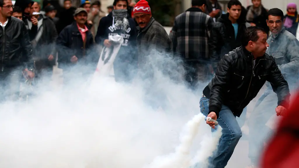 2011-01-18T062833Z-01-ZOH04-RTRMDNP-3-TUNISIA-JPG537311604702030230