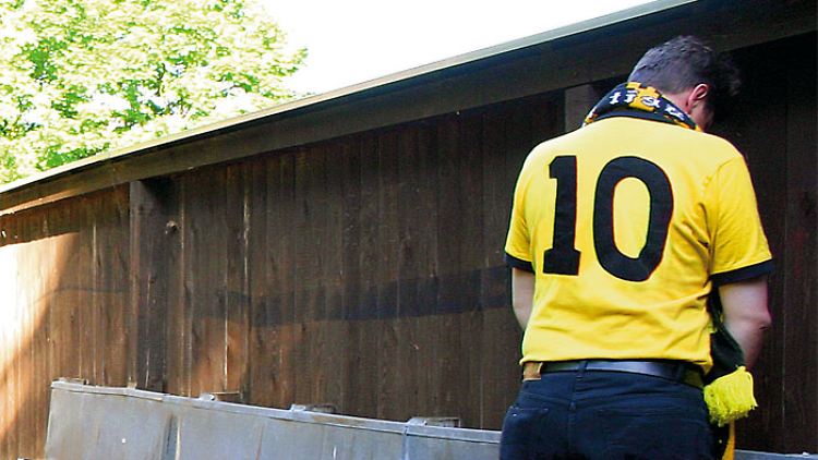 Dort, wo es noch Freiluft-Urinale gibt, ist die Fußballprovinz.