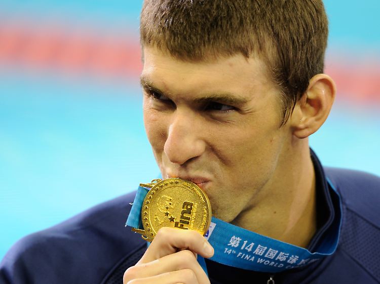 Endlich wieder goldig: Rekord-Olympiasieger Michael Phelps nimmt mindestens einen WM-Titel aus Shanghai mit.
