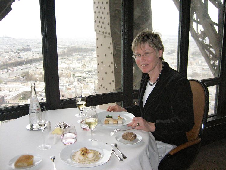 Jakobsmuscheln mit foie gras (Stopfleber) im Eiffelturm-Restaurant sind ab jetzt erschwinglicher.
