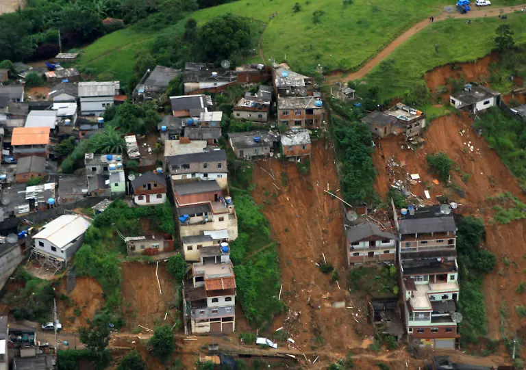 2011-01-13T190949Z-01-SRR06-RTRMDNP-3-BRAZIL-RAINS-JPG7726118682213319231
