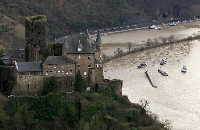 2011-01-13T114251Z-01-WR02-RTRMDNP-3-GERMANY-SHIPPING-RHINE-JPG4030155661731608326