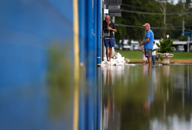 2011-01-13T103743Z-01-SYD43-RTRMDNP-3-AUSTRALIA-FLOODS-JPG1007860948233052369