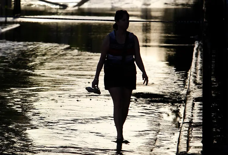 2011-01-13T084406Z-01-MPT31-RTRMDNP-3-AUSTRALIA-FLOODS-JPG4753957385432162533
