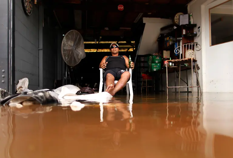 2011-01-13T101832Z-01-SYD38-RTRMDNP-3-AUSTRALIA-FLOODS-JPG1251230673246983040