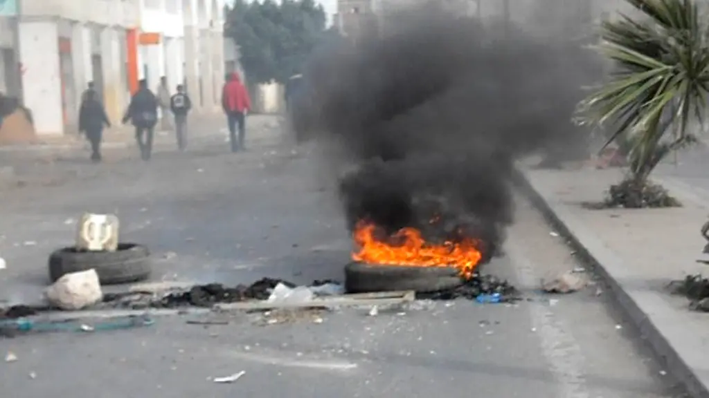 2011-01-11T095833Z-01-SIN402-RTRMDNP-3-TUNISIA-PROTESTS-JPG5229613255661839501