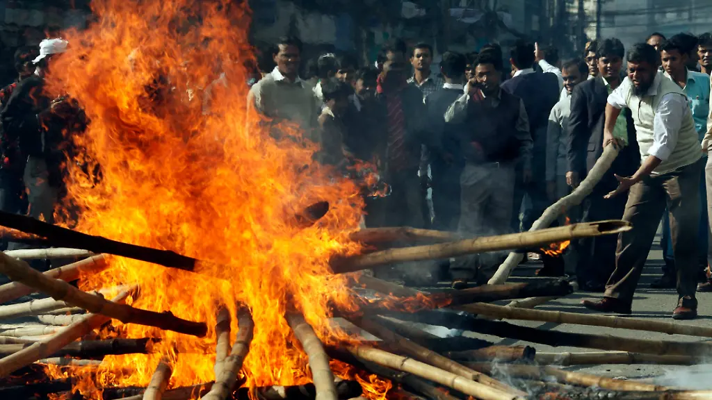 2011-01-10T113139Z-01-DHA010-RTRMDNP-3-BANGLADESH-CLASH-JPG3403599975765161689