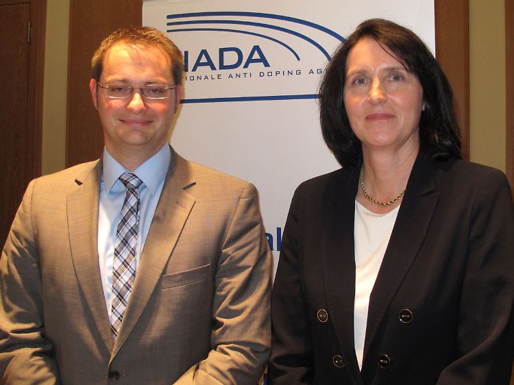Andrea Gotzmann (r), die NADA-Vorstandsvorsitzend, und Vorstandsmitglied Lars Mortsiefer
