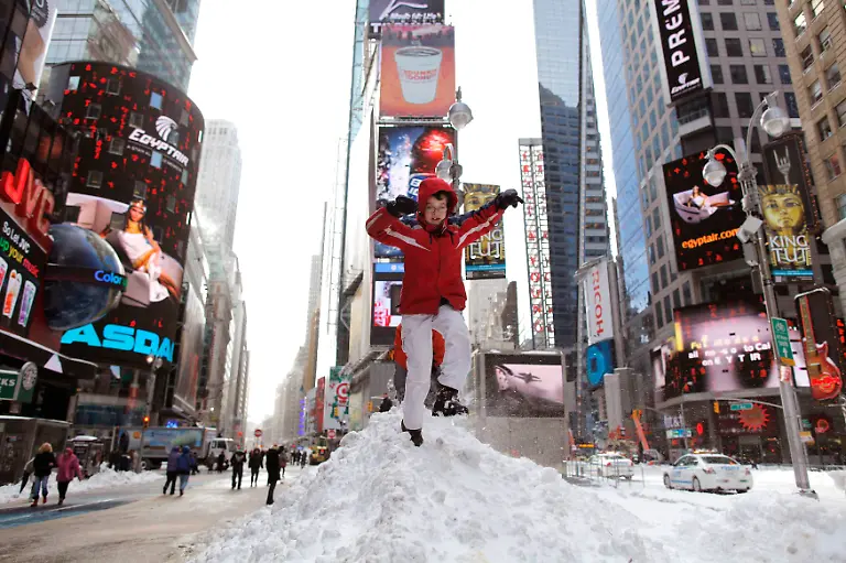 2010-12-27T171532Z-01-NYK01-RTRMDNP-3-USA-WEATHER-JPG6149956916468616491