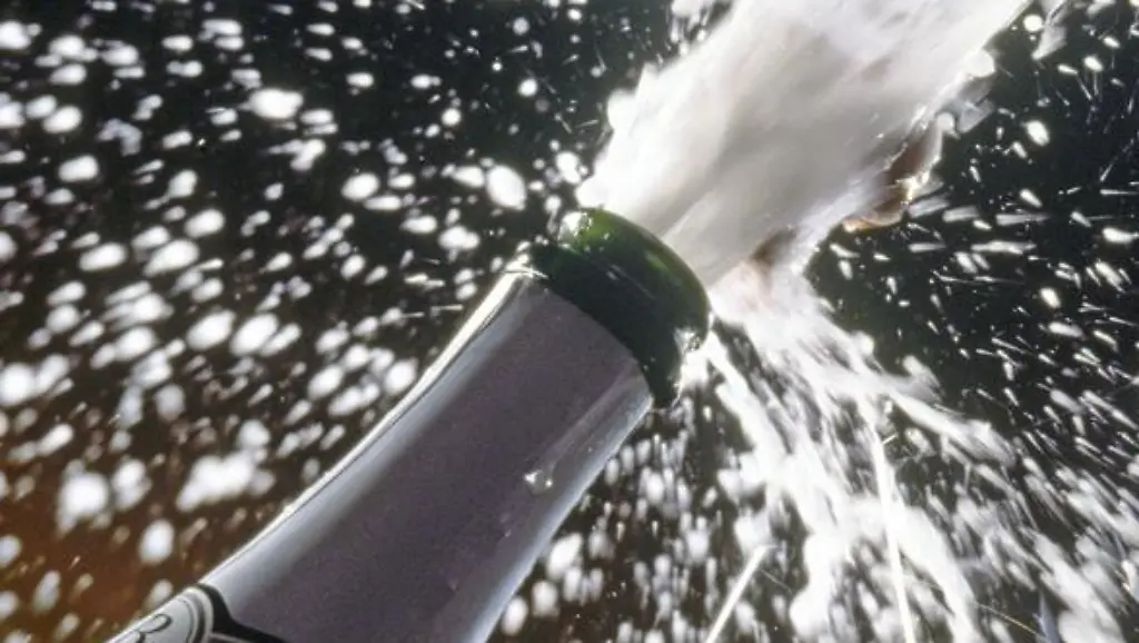 Der-Sektkorken-schiesst-mit-grosser-Geschwindigkeit-aus-der-Flasche-wenn-er-das-Auge-trifft-kann-das-sehr-schmerzhaft-werden