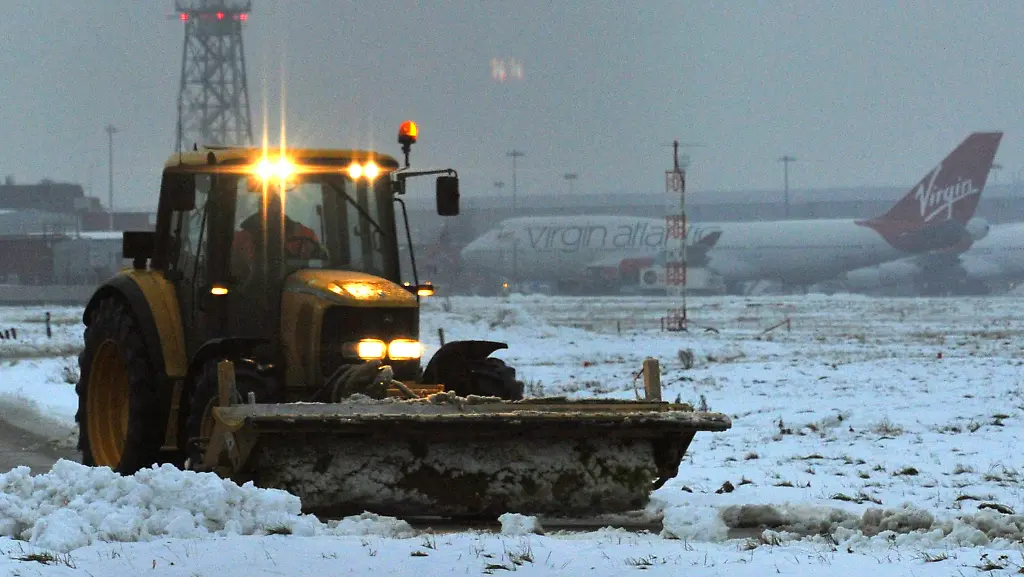 2010-12-21T170420Z-01-TOB517-RTRMDNP-3-BRITAINWEATHER-JPG4437600778902000355