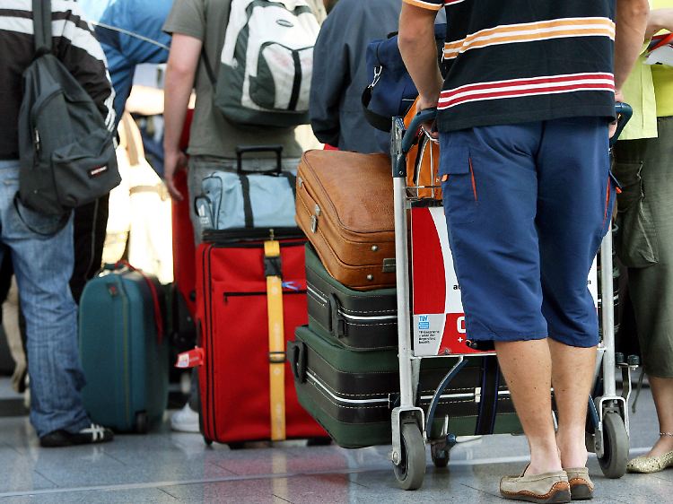 Lange Reise können zu einemStau in den Beinvenen führen.