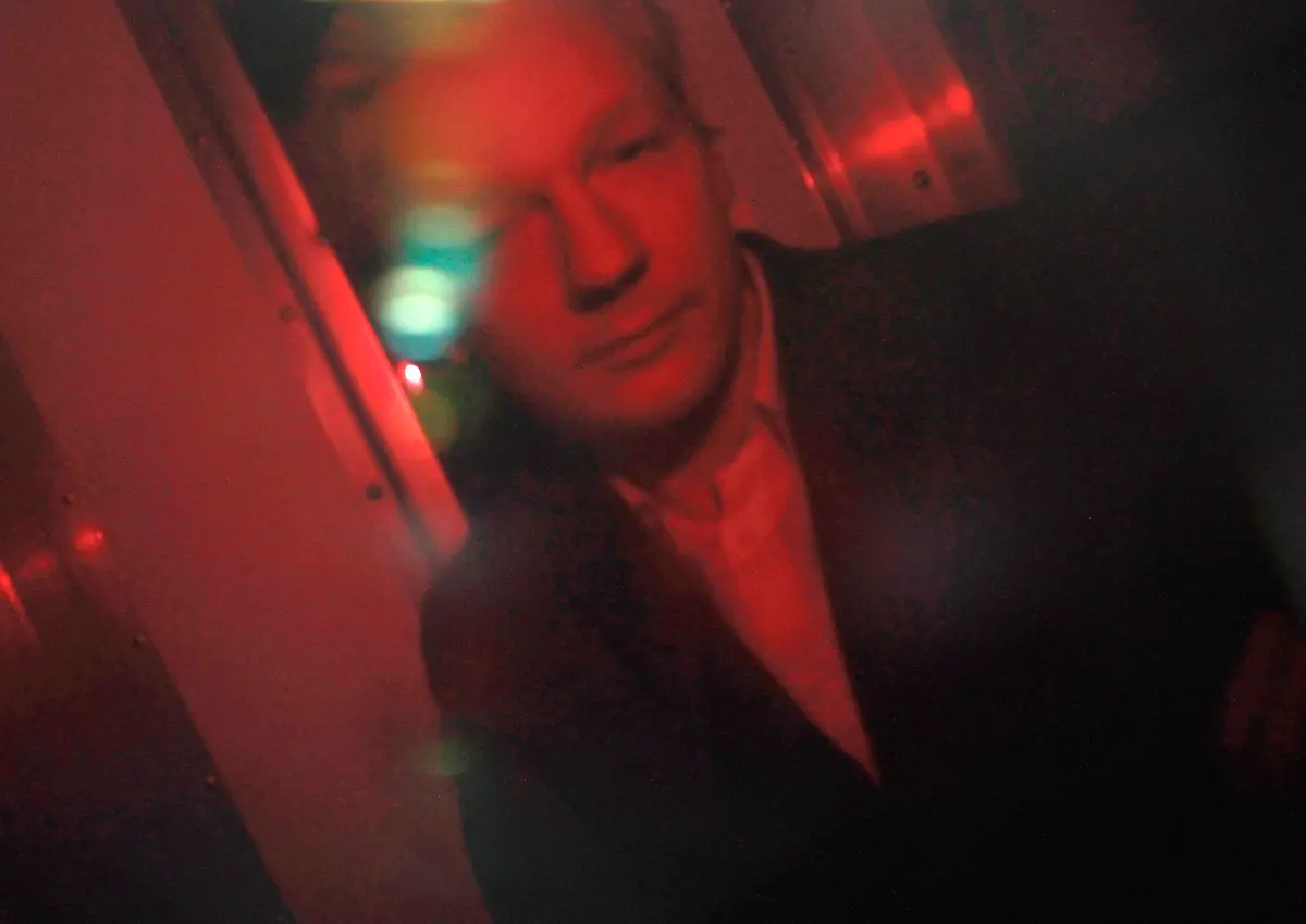 2010-12-16T095412Z-01-LON703-RTRMDNP-3-WIKILEAKS-JPG999934807651616816