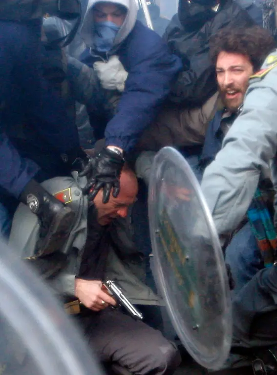 2010-12-15T014024Z-01-SRE244-RTRMDNP-3-ITALY-BERLUSCONI-JPG7817546093703993335