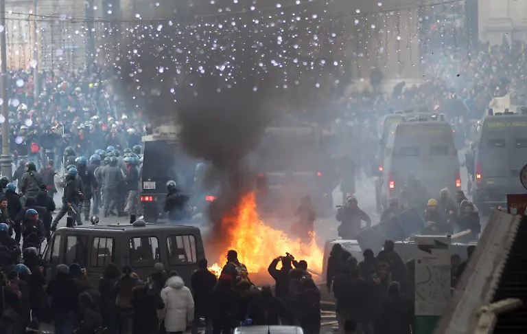 Italy-Berlusconi-Protests-ALT106-jpg5978986580133683395
