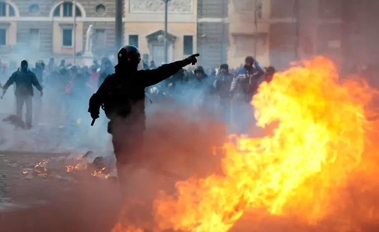 Italy-Berlusconi-Protests-GB132-jpg9135313116050699619