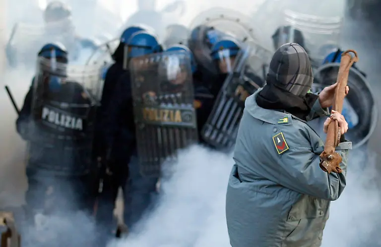 2010-12-14T174047Z-01-ASB501-RTRMDNP-3-ITALY-BERLUSCONI-JPG4756794687571640064