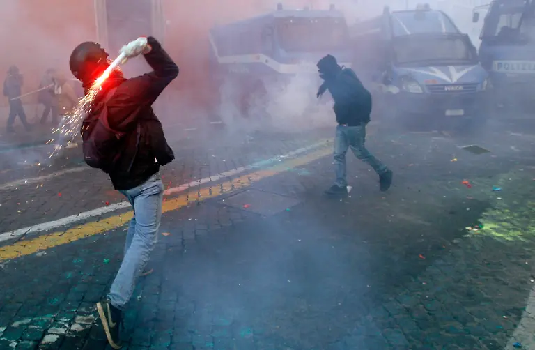 2010-12-14T131426Z-01-SRE203-RTRMDNP-3-ITALY-BERLUSCONI-JPG2017467634189956082