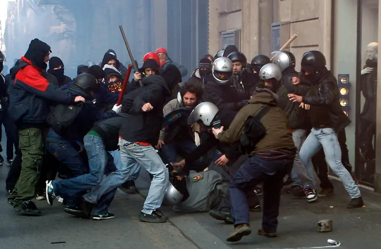 2010-12-14T165911Z-01-SRE237-RTRMDNP-3-ITALY-BERLUSCONI-JPG8729768688250349745