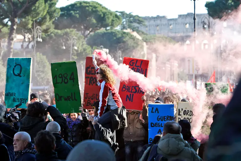 Italy-Berlusconi-Protests-AJM103-jpg8839799272166912462