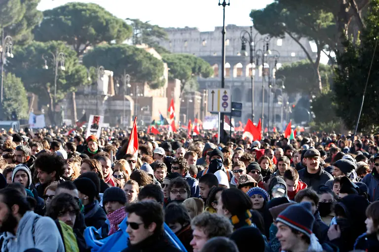 Italy-Berlusconi-Protests-AJM102-jpg6638335155750923823