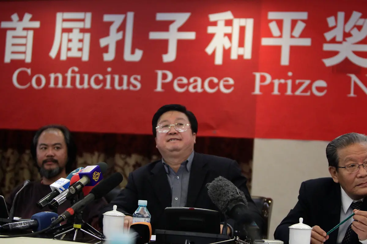 2010-12-09T114817Z-01-PEK303-RTRMDNP-3-CHINA-NOBEL-CONFUCIUS-JPG7702854227704753325