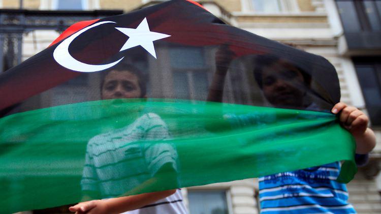 Gaddafi-Gegner demonstrieren vor der libyschen Botschaft in London.