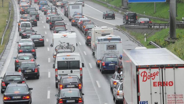 Geduld: Die halbe Nation wird am Wochenende unterwegs sein, daher sollten sich Autofahrer auf Staus vorbereiten.