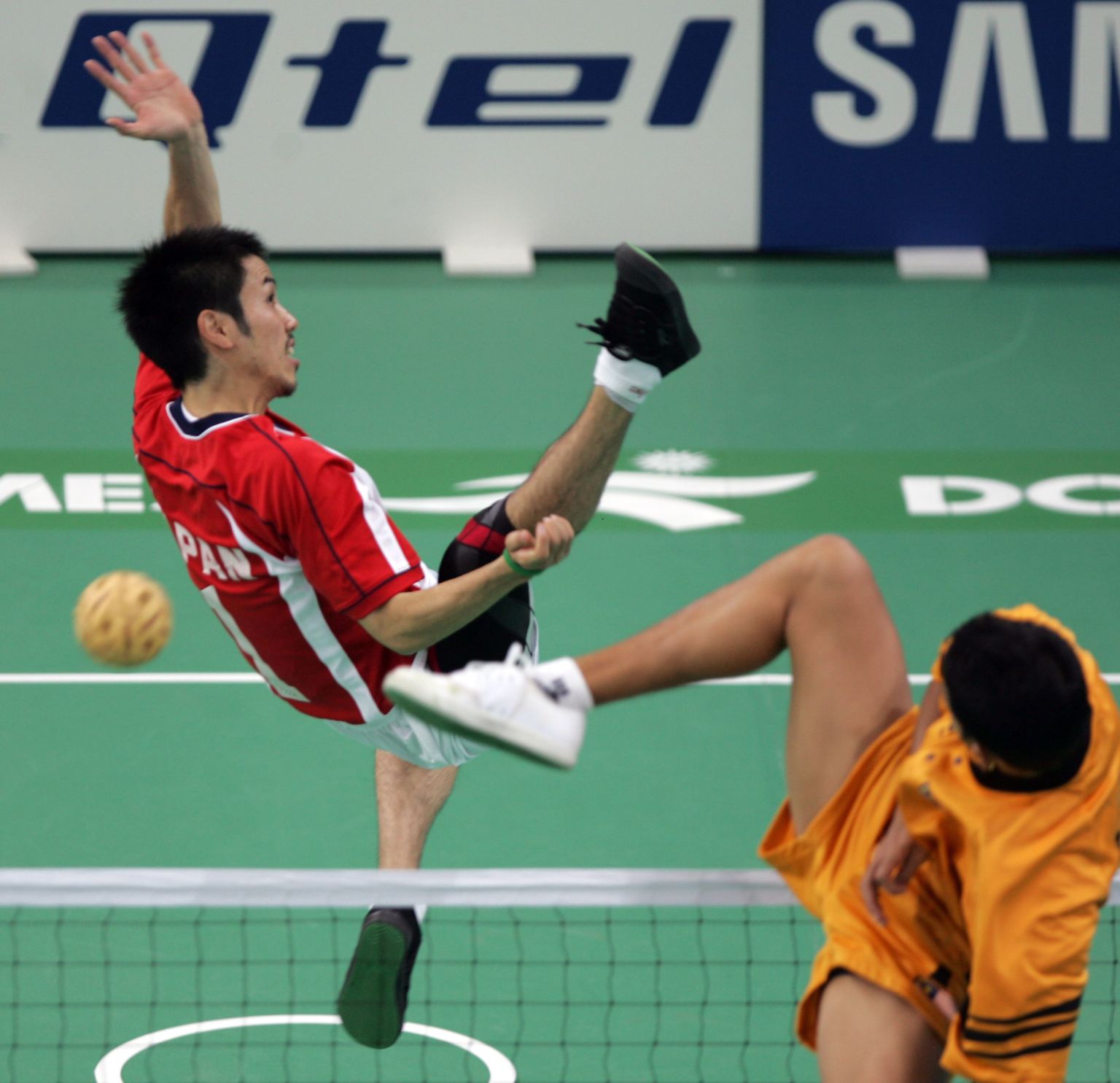 "Sepak" heißt auf malaysisch treten, "Takraw" auf thailändisch geflochtener Ball.