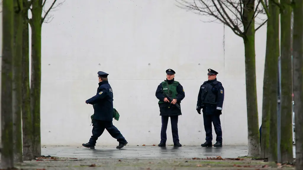 2010-11-23T124510Z-01-CVI103-RTRMDNP-3-GERMANY-SECURITY-JPG7587409659011175456