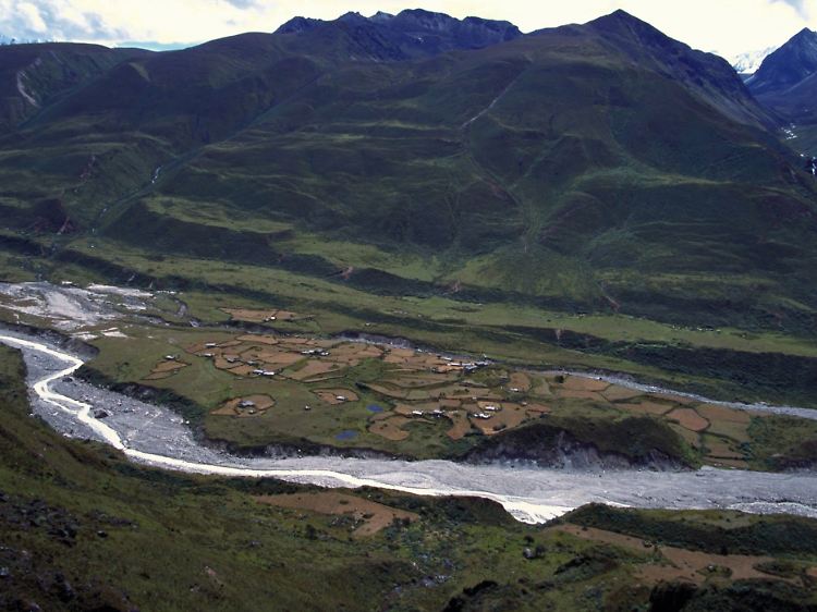 Blick auf Thanza, die höchste Dauersiedlung in Nordwesten von Bhutan, die auf 4100 bis 4300 m Seehöhe gelegen ist