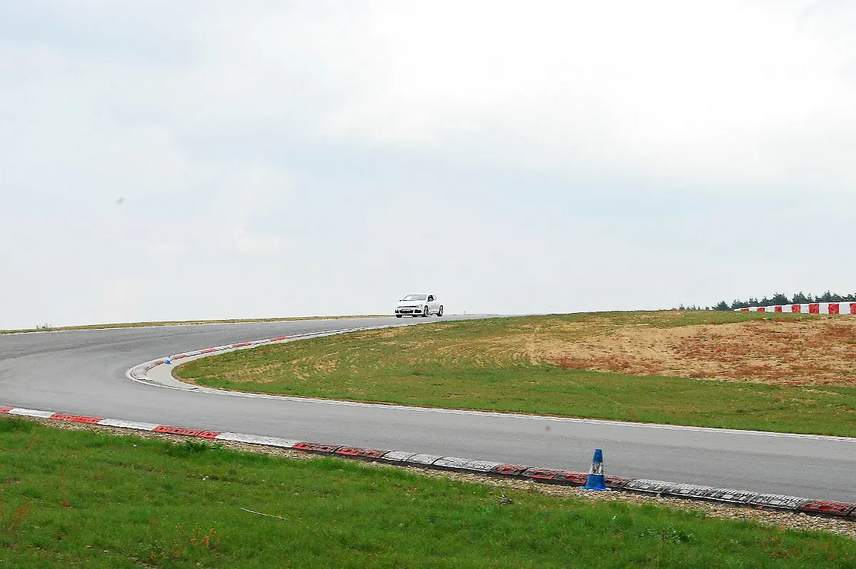 VW-Scirocco-R-10-09-2010-15-09-57