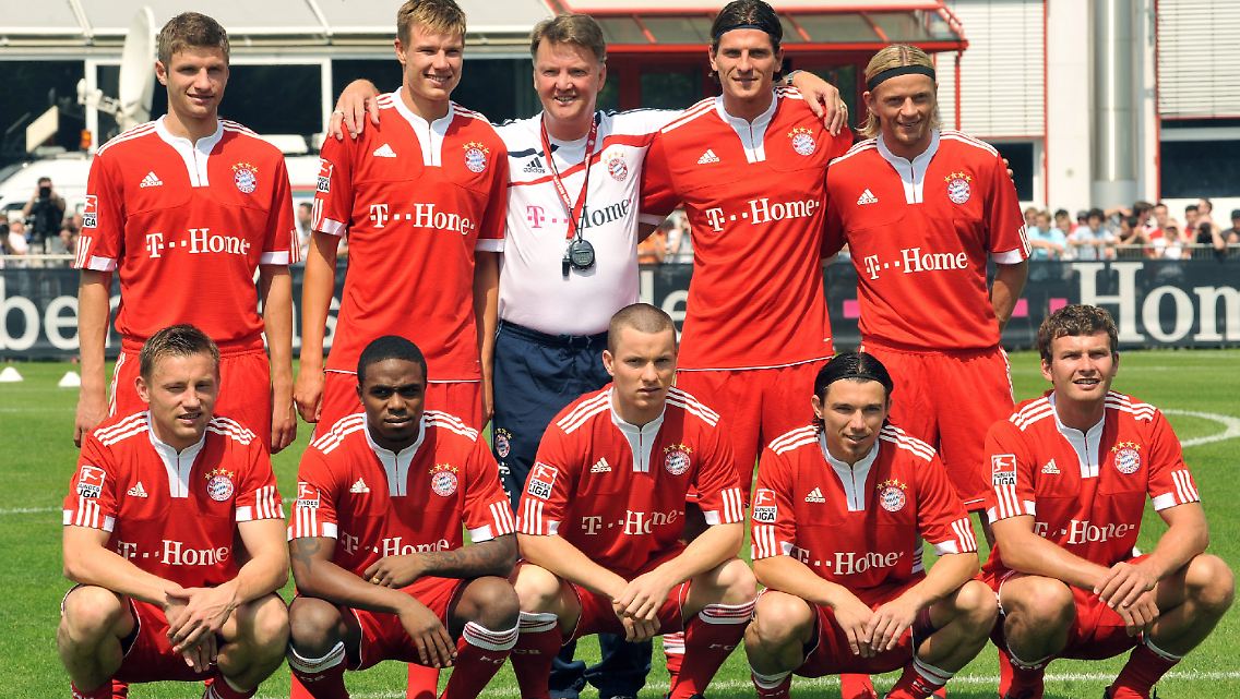 Neu-Trainer Louis van Gaal posiert beim Trainingsauftakt des Rekordmeisters mit den Neuzugängen des Vereins: Thomas Müller (hinten l-r), Holger Badstuber, Mario Gomez, Anatoli Timoschtschuk sowie Ivica Olic (vorne l-r), Edson Braafheid, Alexander Baumjohann, Danijel Pranjic und Andreas Görlitz.