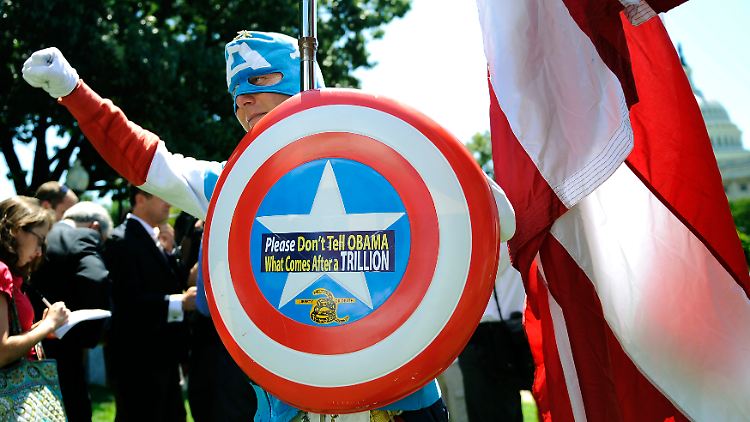 Anhänger der fundamentalistischen Tea Party protestieren gegen die Anhebung des Schuldenlimits. Ihre radikale Verweigerungshaltung bringt die USA an den Rand des Ruins.
